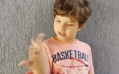 O que são estereotipias no autismo e como lidar com esse comportamento?